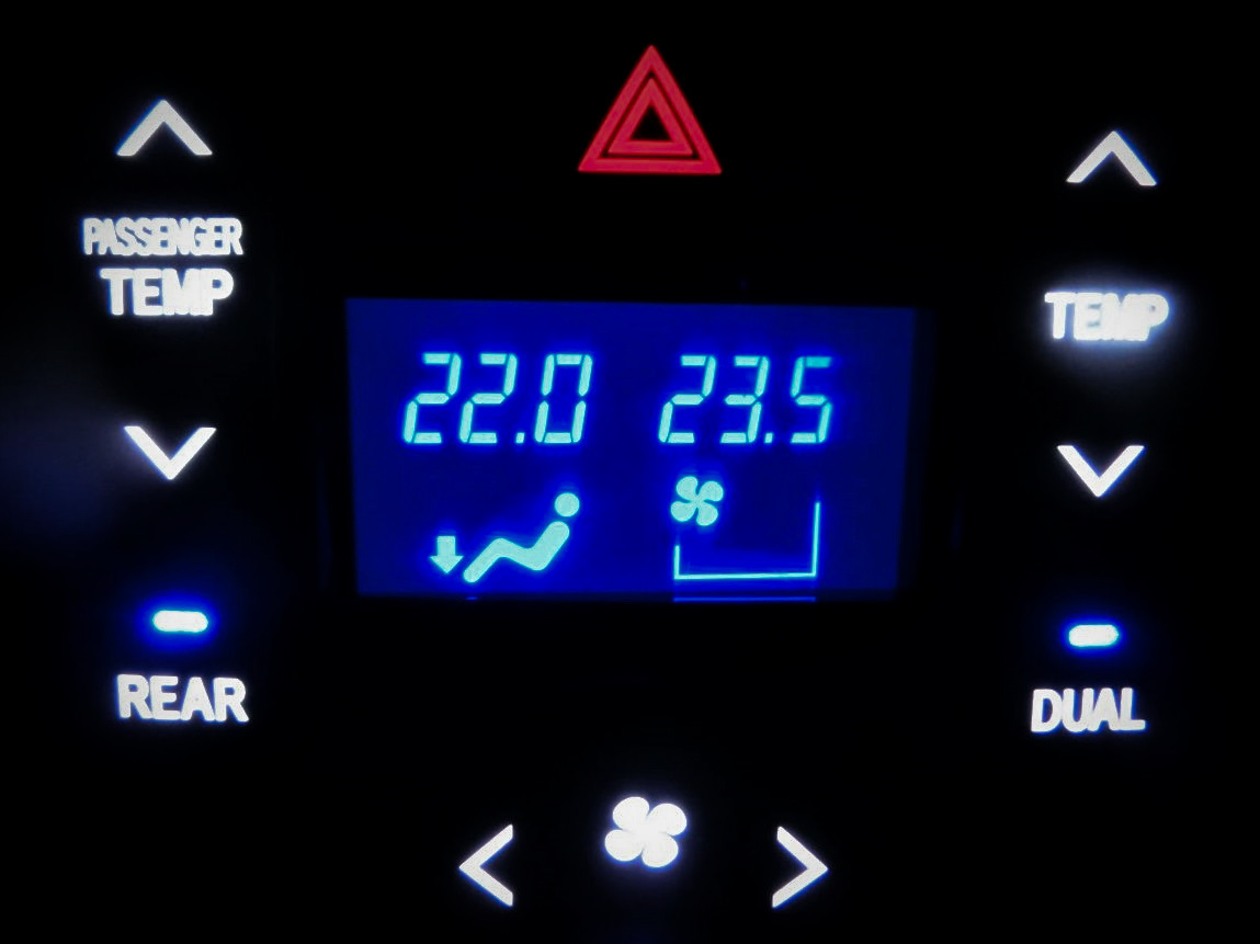 ヴォクシー ノア ZRR70W / ZRR75W LED打ち換え済み エアコンパネル☆ ブルー&ホワイト ヴォクシー ノア ZRR70W / ZRR75W LED打ち換え済み エアコンパネル☆ ブルー&ホワイト