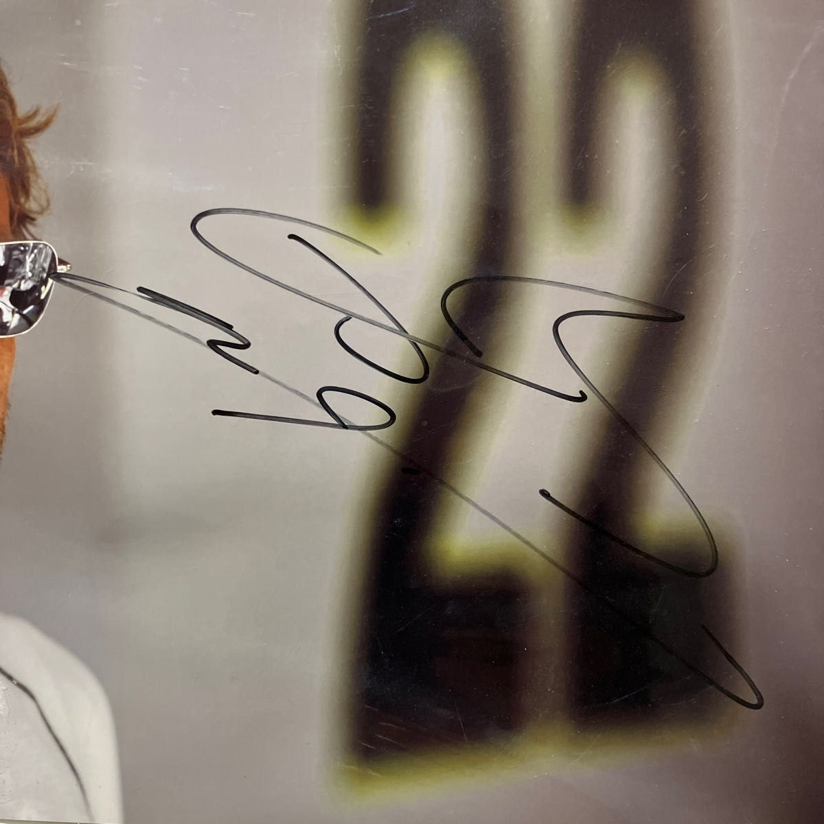 【貴重未使用】２００９年ブラウンＧＰTシャツ&「ジェンソン・バトン」直筆サイン入写真（サイズ：六切りワイド（Ａ４ワイド）