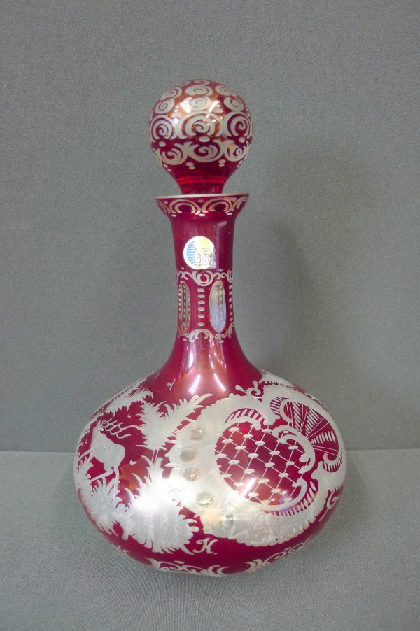 T011 ボヘミアンガラス 赤い色被せ切子 グラヴィール彫刻レースカット 蓋物花瓶 飾り壷 オリジナル 伝統的ガラス工芸 廃盤希少/80_画像1