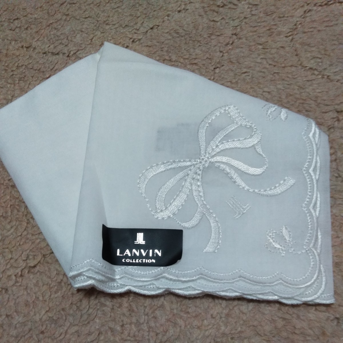 LANVINランバンレディース白ハンカチ　対象的にリボンと花柄、ロゴの刺繍ありです。スカラップ2列刺繍の縁取り、とても綺麗です。未使用品_画像6