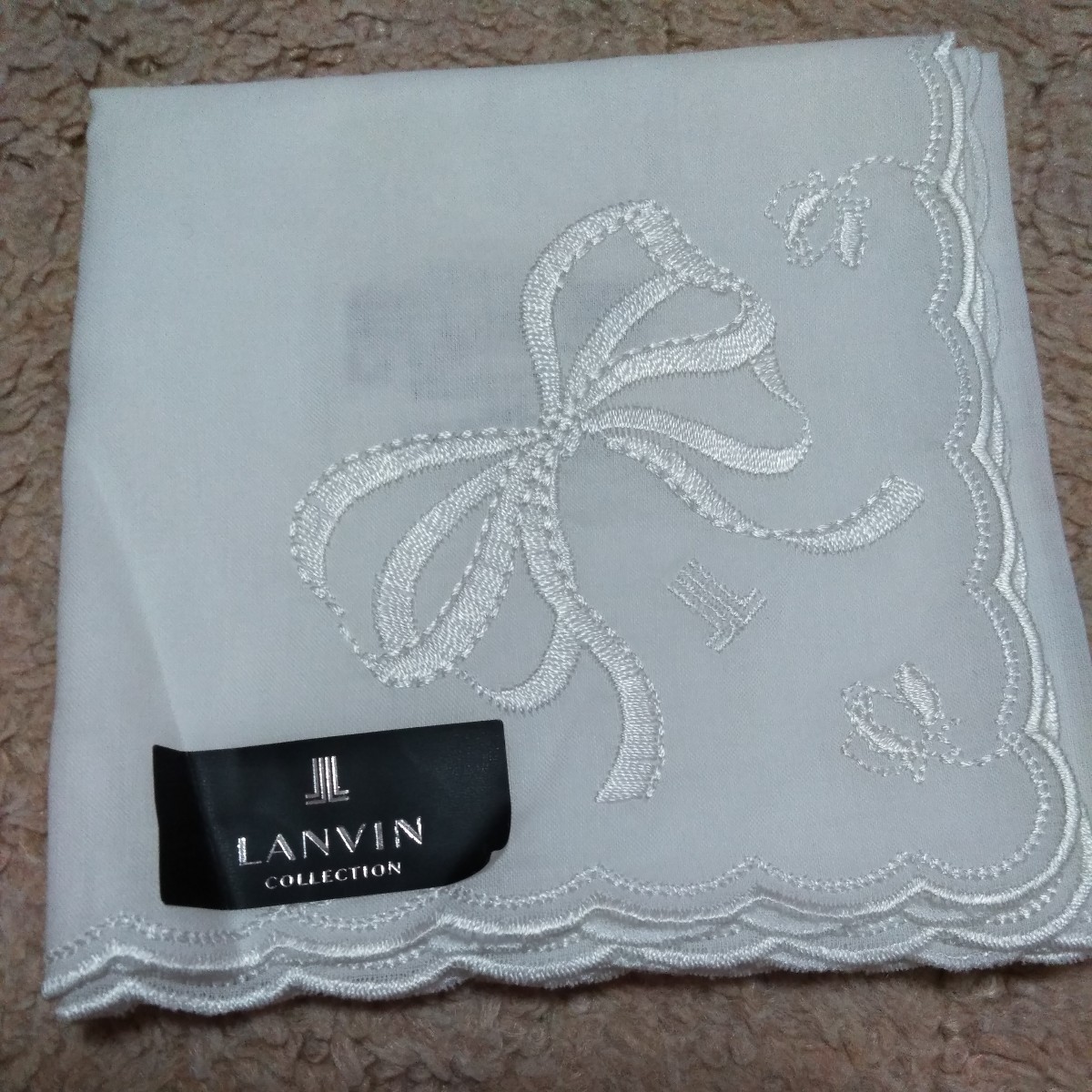 LANVINランバンレディース白ハンカチ　対象的にリボンと花柄、ロゴの刺繍ありです。スカラップ2列刺繍の縁取り、とても綺麗です。未使用品_画像1