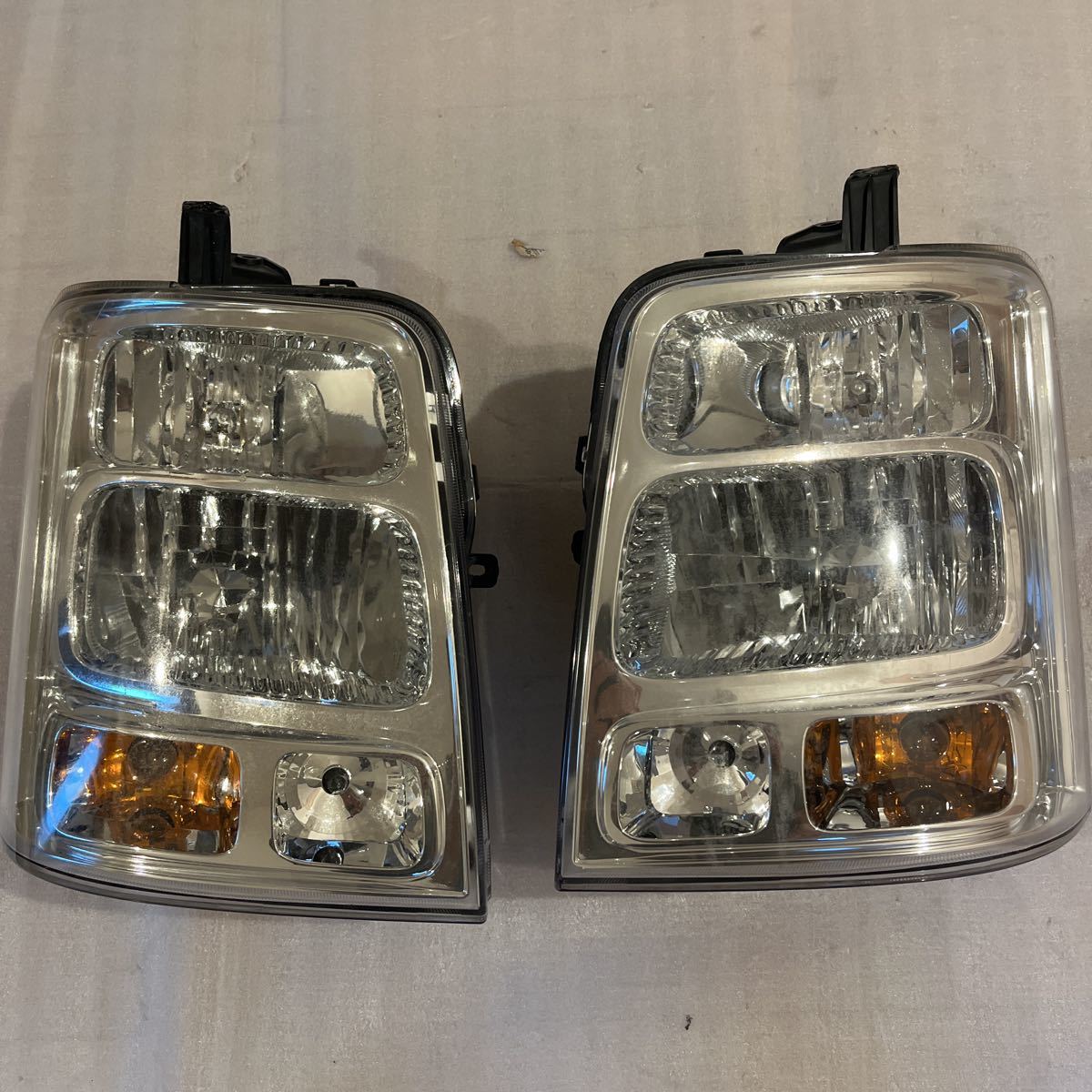 エブリィワゴン DA64W 左右 HID ヘッドライト ステー補修済み エブリィワゴン DA64W 左右 HID ヘッドライト ステー補修済み