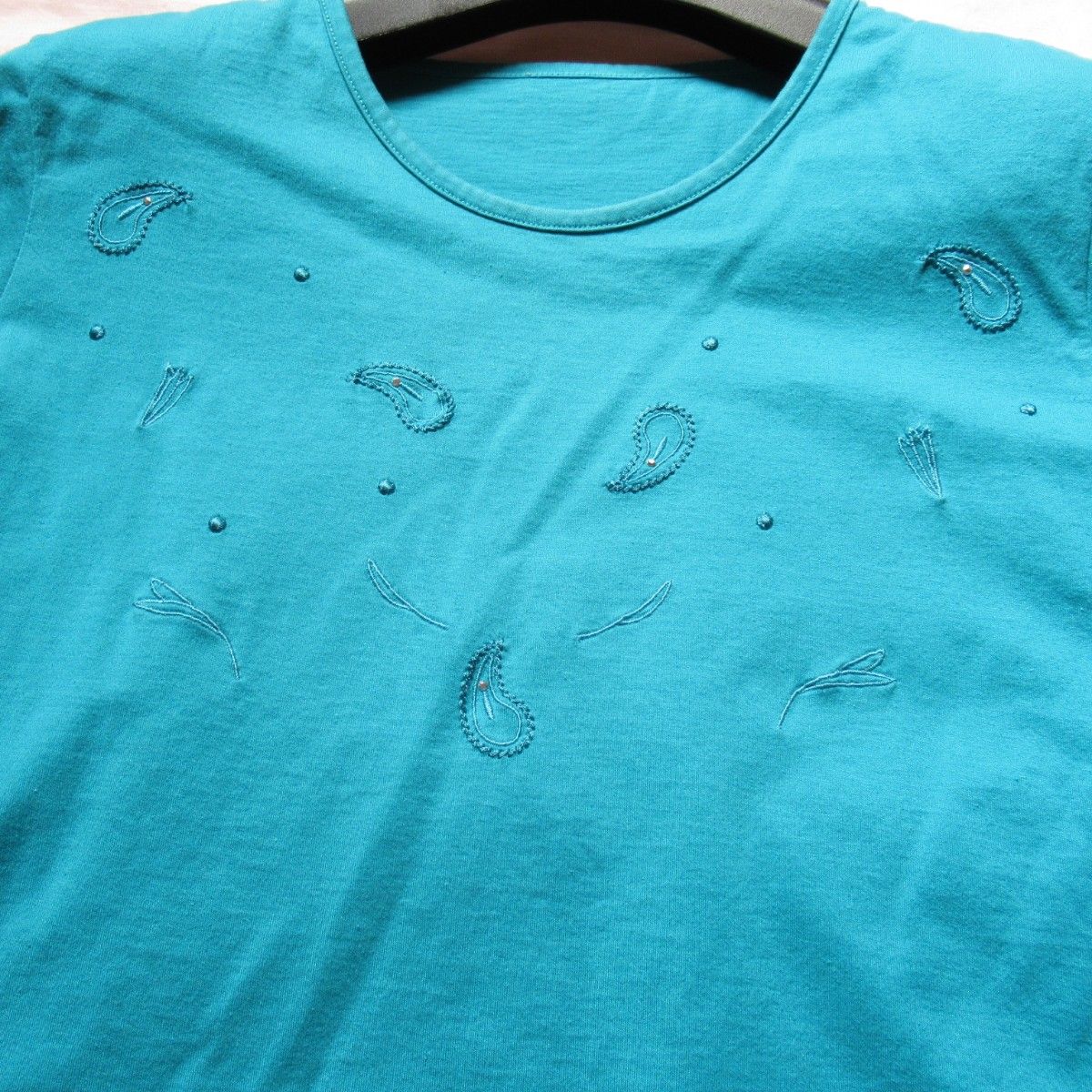 半袖Tシャツ ターコイズブルー Mサイズくらい ペイズリー柄 刺繍 肩パッド 綿100% トップス カットソー レディース 