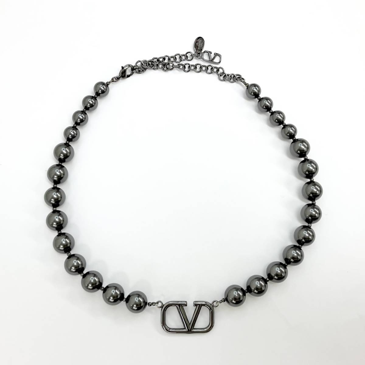 7663 ヴァレンティノ Vロゴ パール ネックレス ブラックシルバー