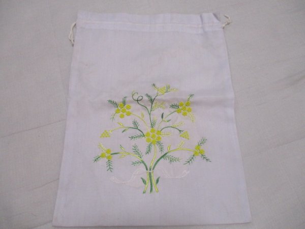 ●　巾着袋 　●　刺繍入り　■ 　白　（30813）