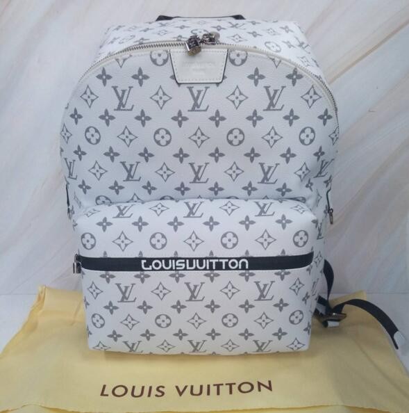 路易威登Louis Vuitton背包包男士可調節銀色會標秒針 原文:ルイヴィトン LouisVuitton リュックサック バッグ メンズ 調整可能 シルバー モノグラム 中古