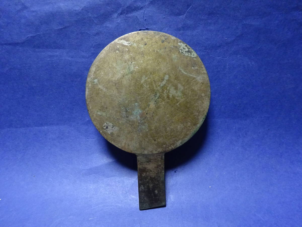 （７−１３）古鏡　柄の一部が欠損した菊花紋様の江戸時代の鏡です。作者　天下一？　汚れがあります。_画像5