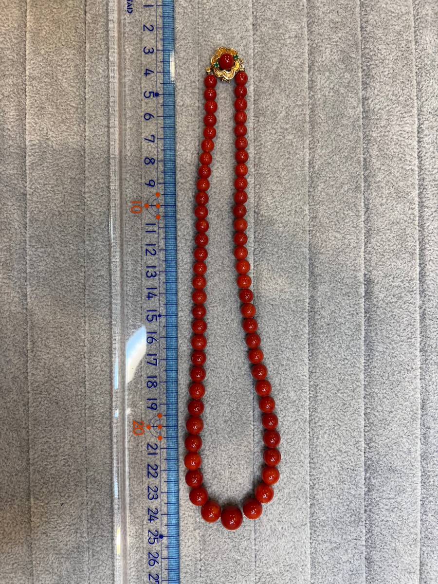 超人気の 赤珊瑚約6.0-10.1mm エメラルド ネックレス(貴金属