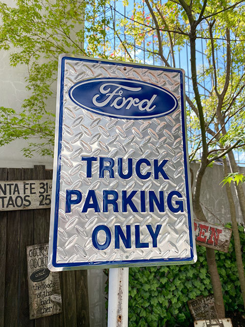 フォードトラック専用駐車場　パーキングサイン（鉄板柄） ■ アメリカン雑貨 アメリカ雑貨_画像1