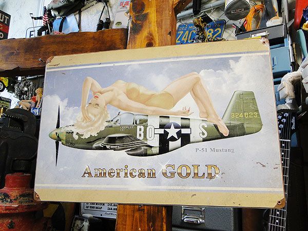 ピンナップガール＆戦闘機　U.S.ヘヴィースチールサイン（P-51 マスタング アメリカンゴールド） アメリカ雑貨 アメリカン雑貨_画像1