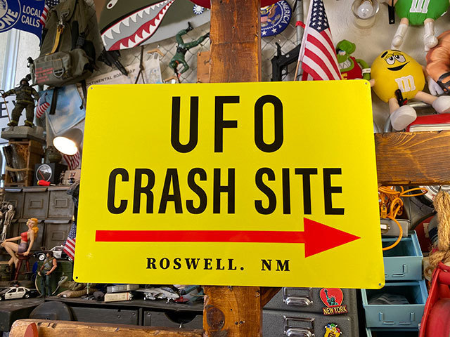 「UFO墜落現場の案内看板」　アルミサインボード（リフレクター仕様） ■ アメリカン雑貨 アメリカ雑貨_画像1