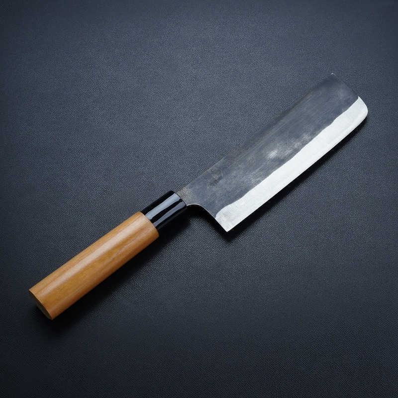 菜切り包丁 両刃 165mm 青紙鋼 割込み 黒打ち仕上げ 桜柄 日本製