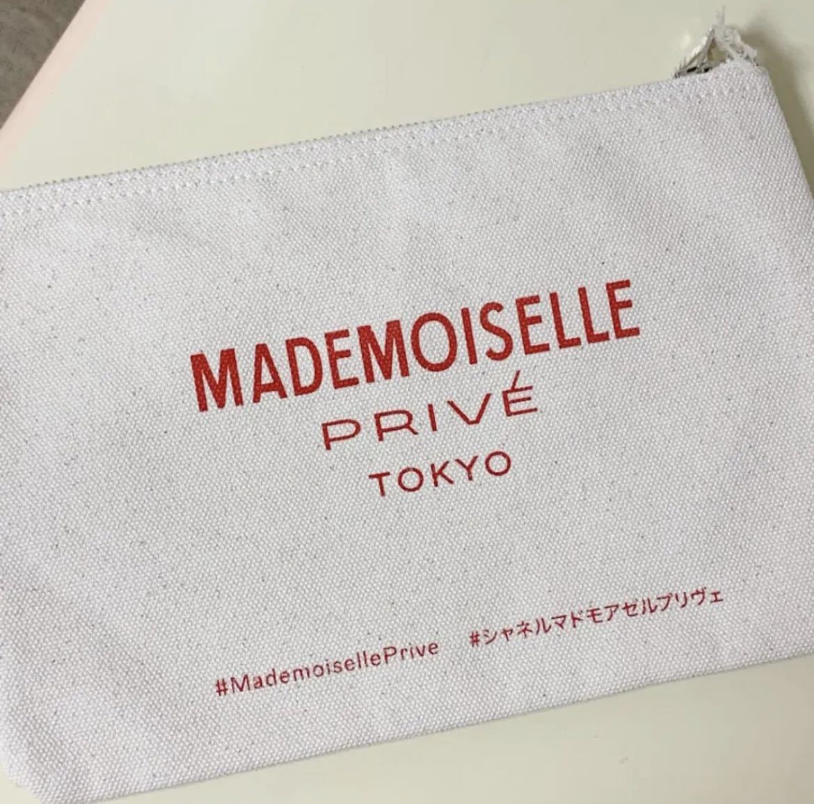 新品 CHANELシャネル MADEMOISELLEマドモワゼルプリヴェ ポーチ　バッグ　ハイブランド　イラスト　ガブリエルシャネル　限定グッズ