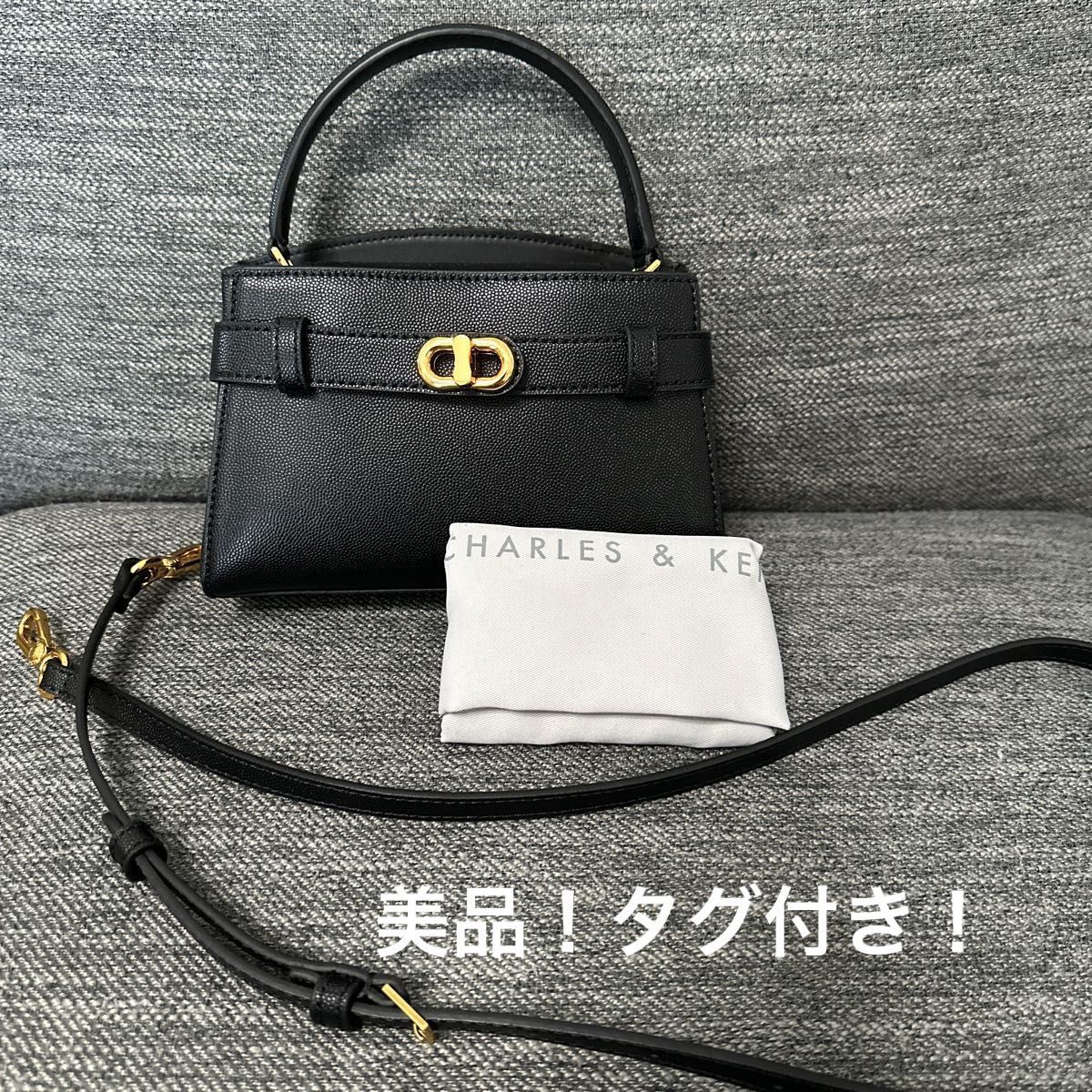 Aubrielle オブリエル メタリックバックルトップハンドルバッグ Aubrielle オブリエル メタリックバックルトップハンドルバッグ