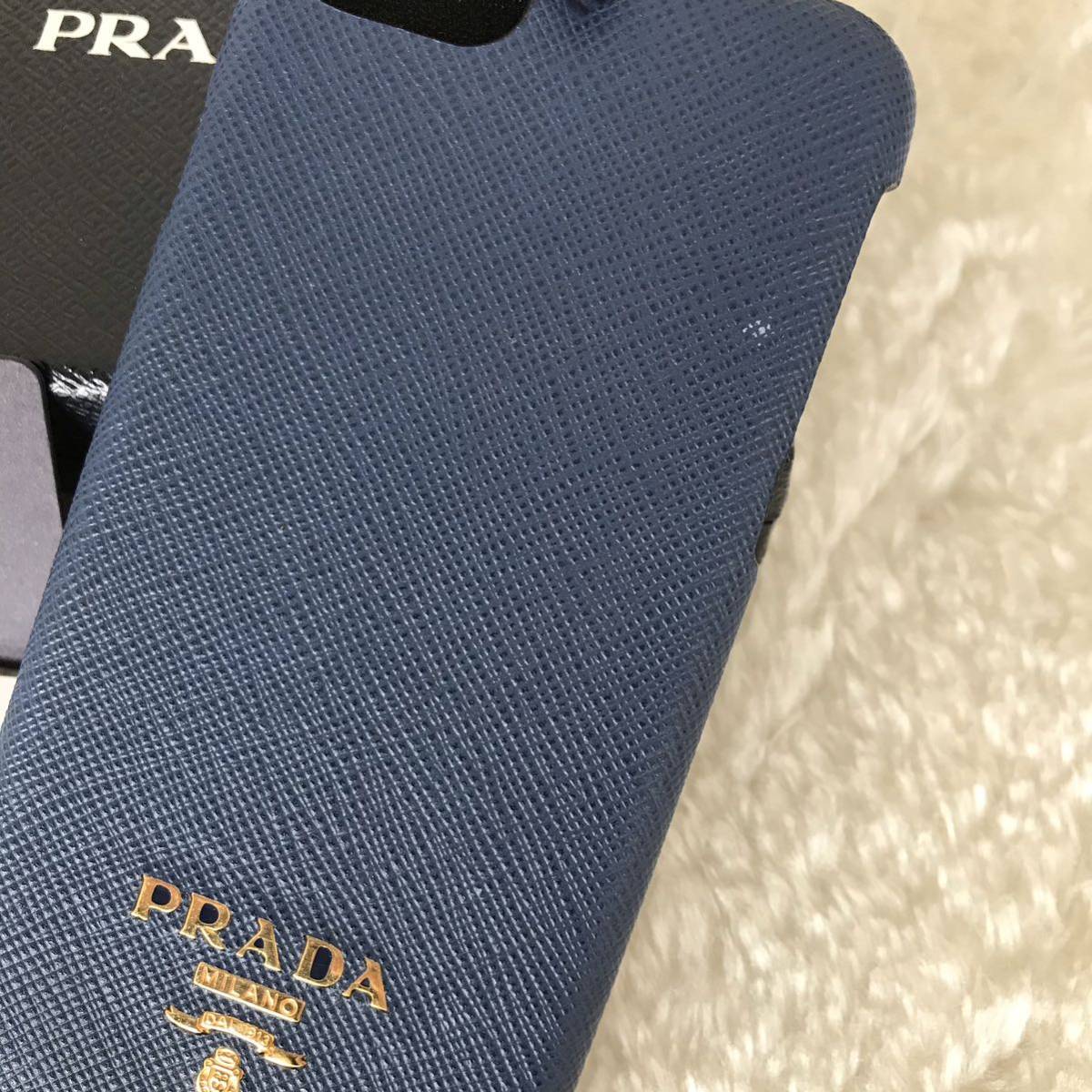 訳あり特価】PRADA iPhone サフィアーノ ロゴ スマホカバー プラダ