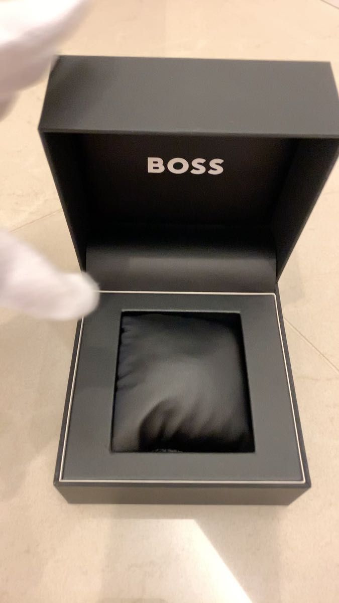 BOSS 時計ケース　クッション付き　超美品　贈り物や保管ケースにいかがですか？