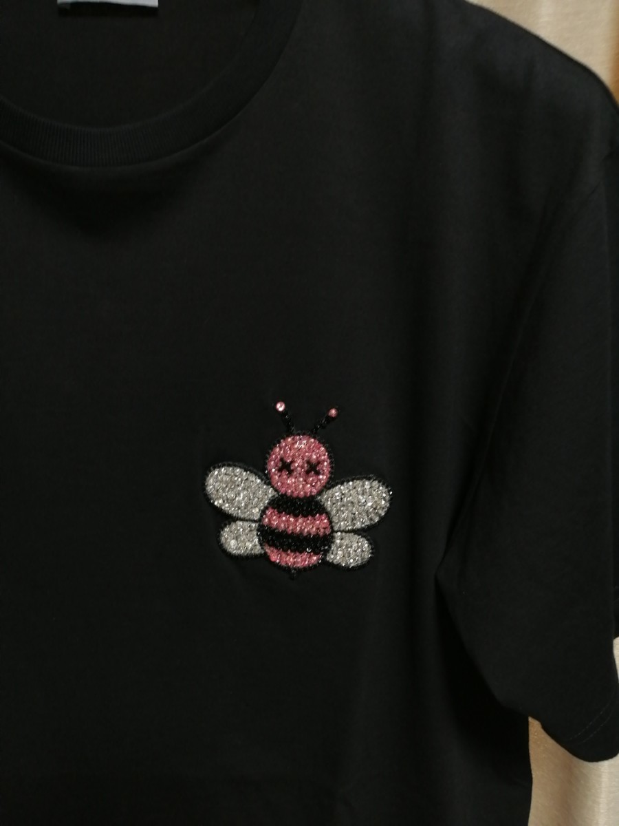 KAWS×DIORクリスタルジュエリーカウズbee装飾キラキラ光輝く最高傑作一瞬でディオールと分かるディオールロゴブラックシルク半袖Tシャツ_画像2