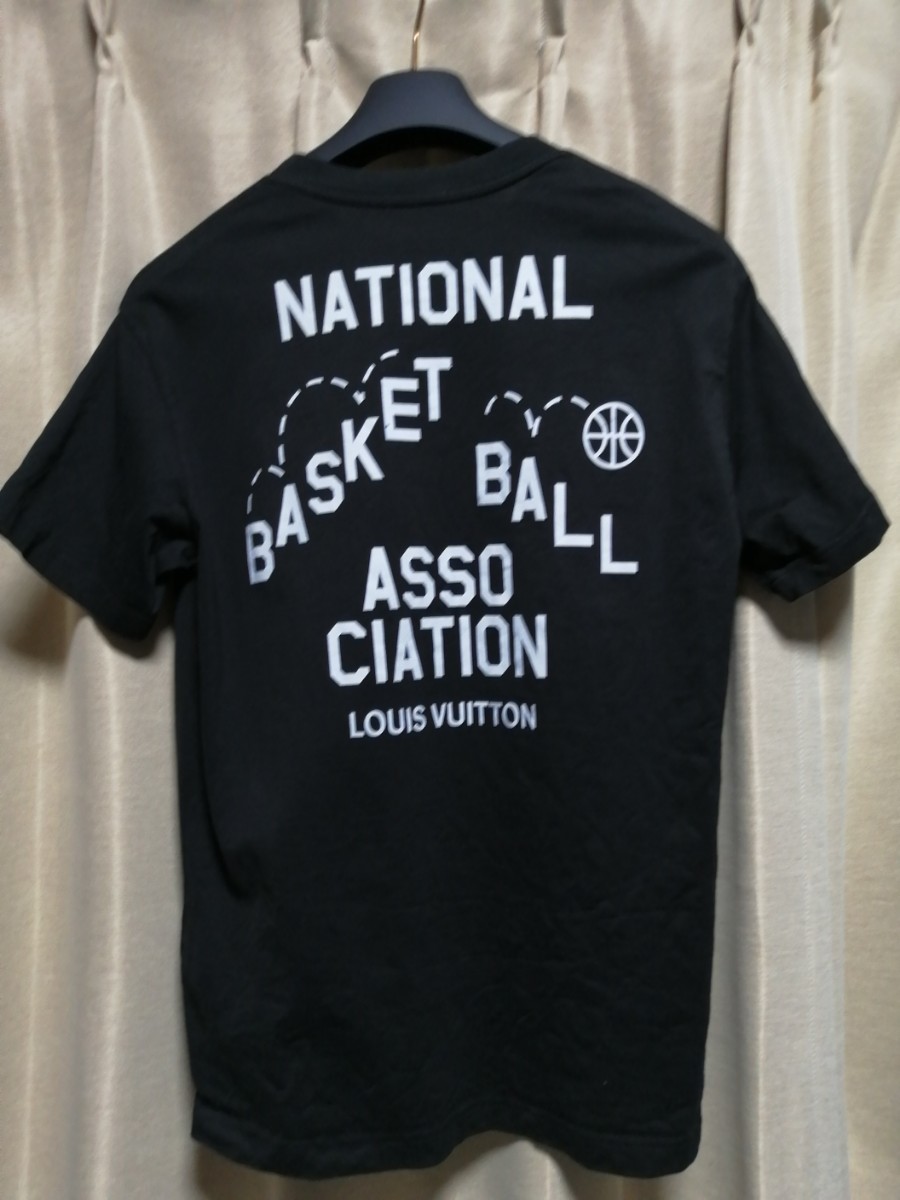 NBA×ルイヴィトン最高傑作 ジャイアントモノグラム漆黒の圧倒的存在感全面ブラックモノグラムNBAバスケットボールデザイン半袖Tシャツ _画像2