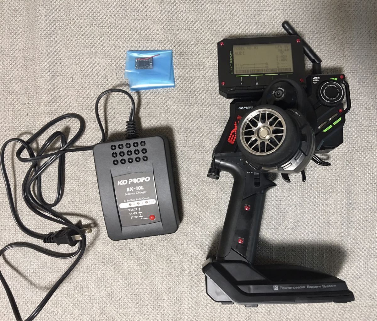 有名ブランド ★MR-03EVO用受信機と送信機セット。KO用レシーバー(赤アンテナ)と、KOプロポ EX-1 このセットでMR-03EVOが走行可能 2.4GHzミニッツ用 ASF プロポセット 有名ブランド ★MR-03EVO用受信機と送信機セット。KO用レシーバー(赤アンテナ)と、KOプロポ EX-1 このセットでMR-03EVOが走行可能 2.4GHzミニッツ用 ASF プロポセット