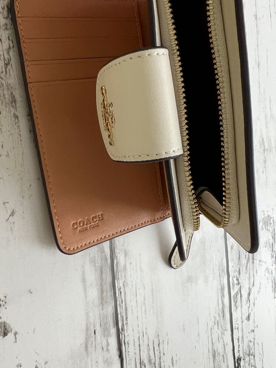 新品未使用】COACH コーチ二折財布さくらんぼシグネチャー 新品未使用】COACH コーチ二折財布さくらんぼシグネチャー