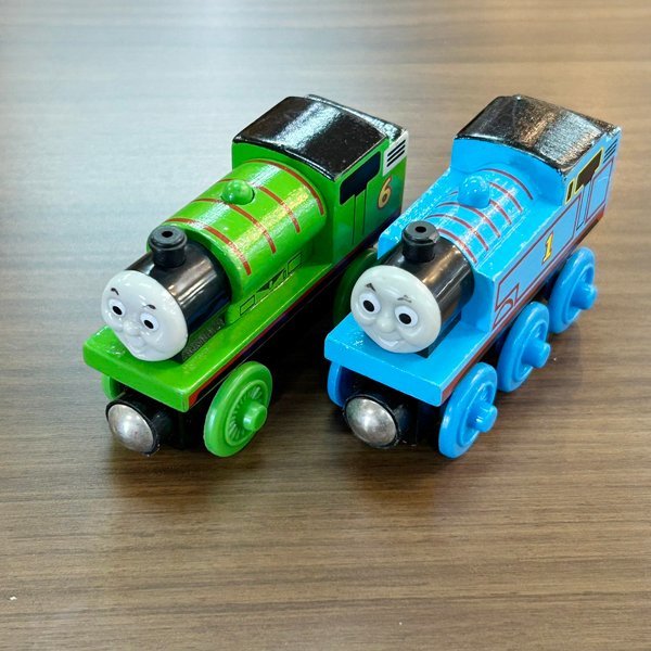 木製 ★ 機関車トーマス THOMAS / PERCY 2台セット ★ 1 トーマス 6 パーシー 2002年 きかんしゃ トーマス 札幌A_画像1