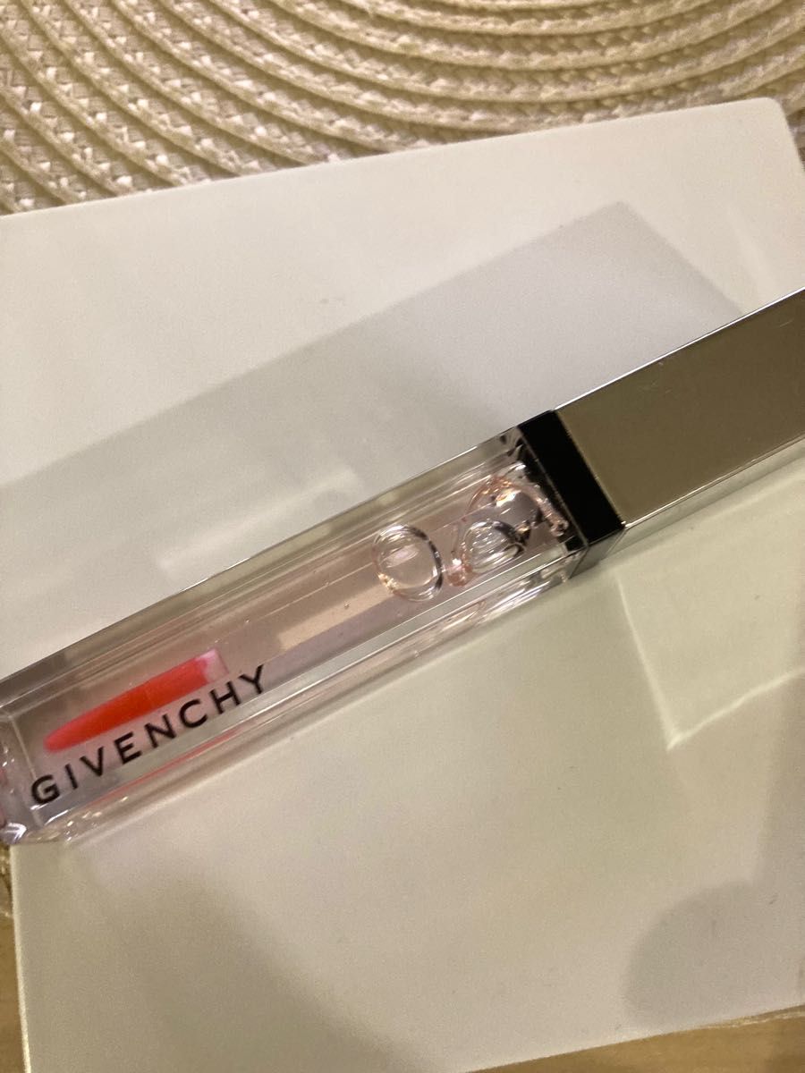 ジバンシィ　GIVENCHY グロス・レヴェラトゥール