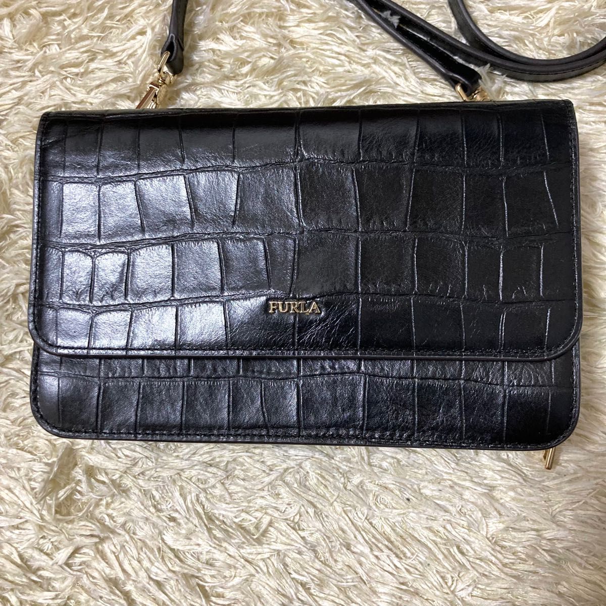 極美品】フルラ ウォレットショルダーバッグ レザー 黒 リーヴァ 極美品】フルラ ウォレットショルダーバッグ レザー 黒 リーヴァ