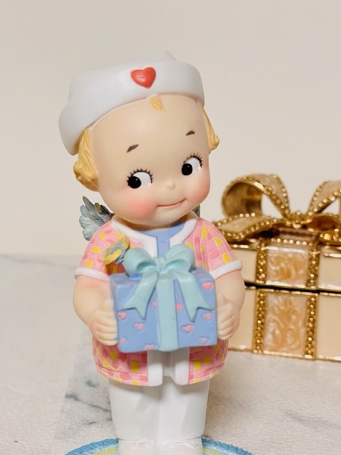 ●ハミルトンキューピー●プレゼントの箱を持った看護師さん●ナース