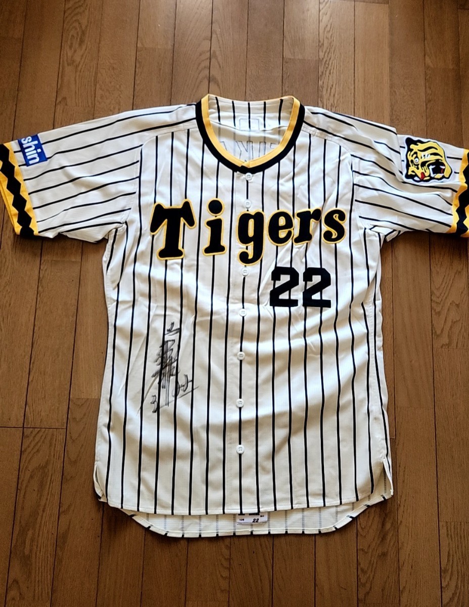 阪神タイガース 22 藤川球児選手 2010年 実使用 直筆サイン入り 阪神タイガース 22 藤川球児選手 2010年 実使用 直筆サイン入り