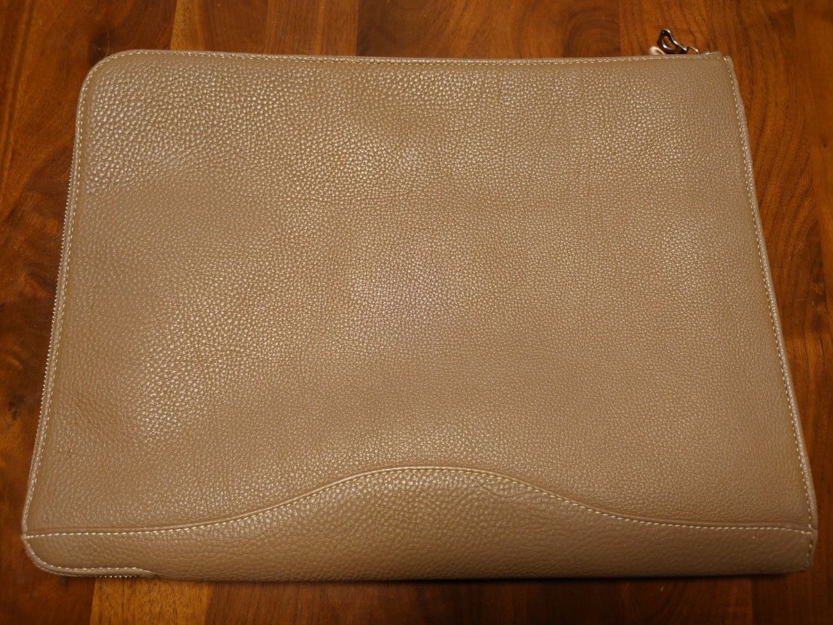 WILDSWANS(ワイルドスワンズ)クラッチバッグ　FOSSETTE（W３６.５ × H２８ × D３cm）