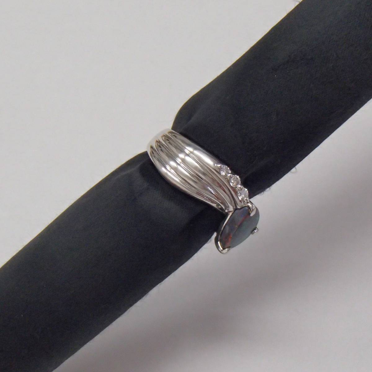 生まれのブランドで 1.25ct ブラックオパール pt900 12号 ダイヤ
