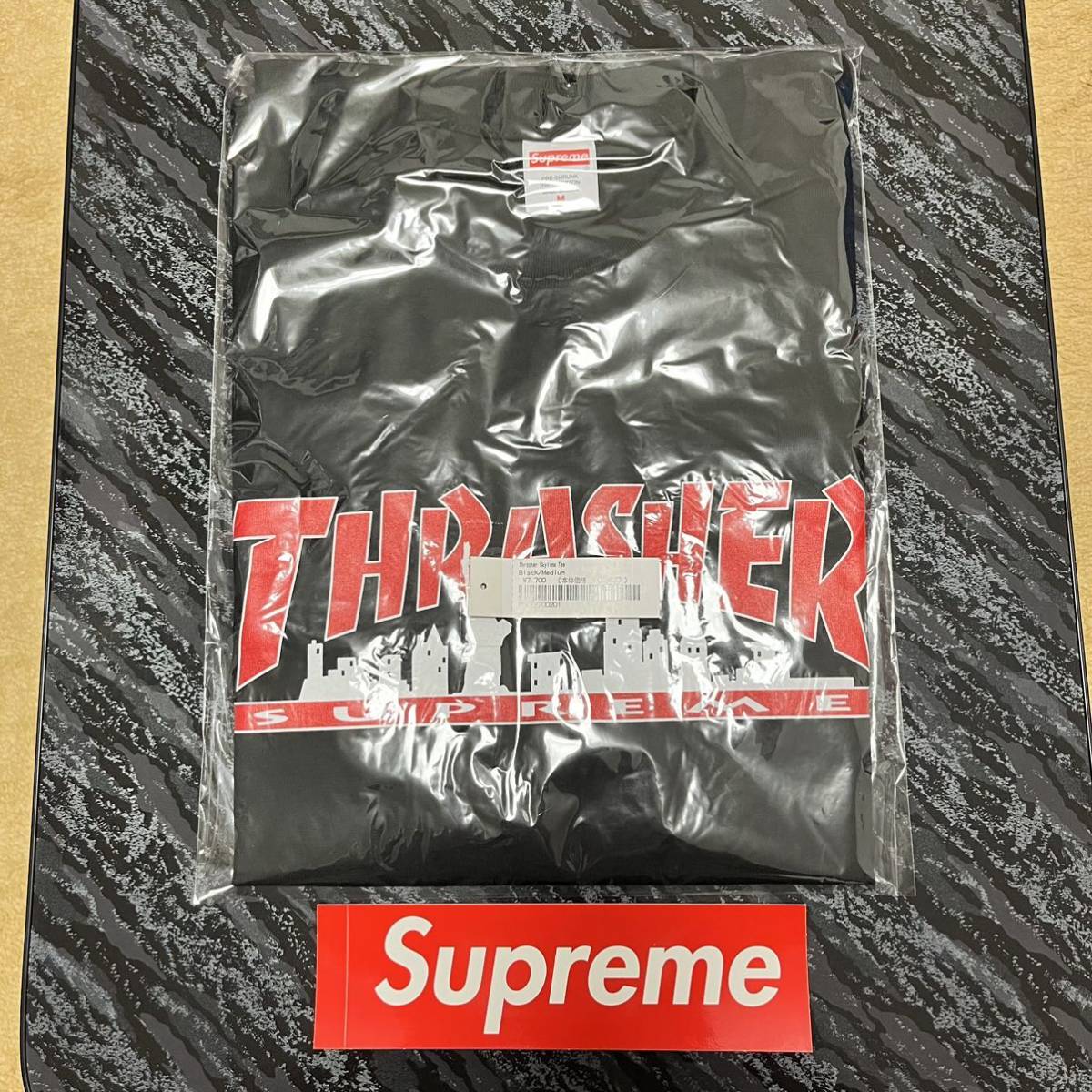 未開封 21fw Supreme Thrasher Skyline Tee Black size:M タグ、ステッカー付き Supreme Online 購入 シュプリーム Tシャツ_画像2