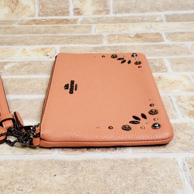 美品 コーチ レザー スタッズ リストレット ポーチ マチ無し マルチポーチ ピンク系 COACH_画像3