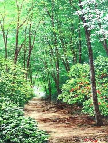 初夏でしょうか。小径に樹々の間から木漏れ日が降り注ぎ、爽やかな作品です。　森田健一　6号　「森は緑とりどり」　　【正光画廊】