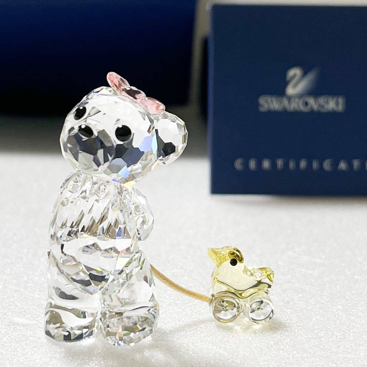 再再販！ SWAROVSKI 置物 スワロフスキー ガール クマ くま 散歩 置物