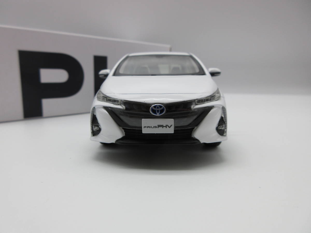 1/30 トヨタ プリウスPHV PRIUS PHV カラーサンプル 非売品 ミニカー　スーパーホワイトⅡ _画像2