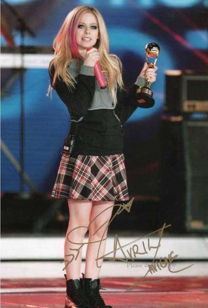 アヴリル・ラヴィーン サイン フォト Avril Ramona Lavigne　他、1枚の大きなサイズのフォト1付き_画像1