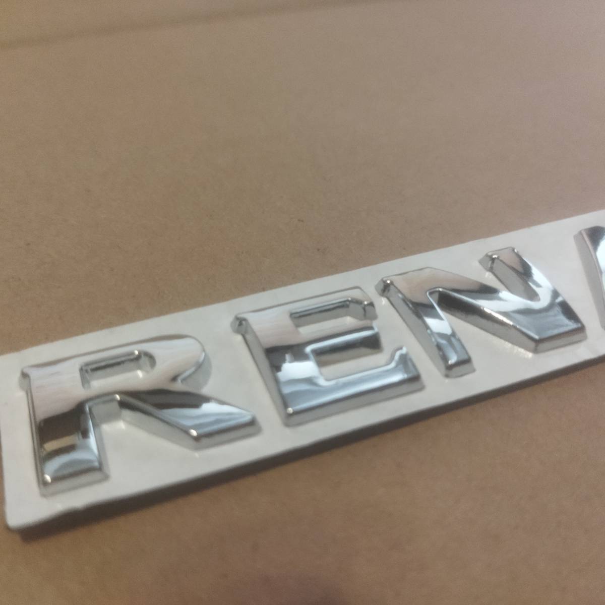 【送料込】RENAULT(ルノー) エンブレム メッキシルバー　縦2.5cm×横15.0cm 厚さ2mm　金属製 _画像2