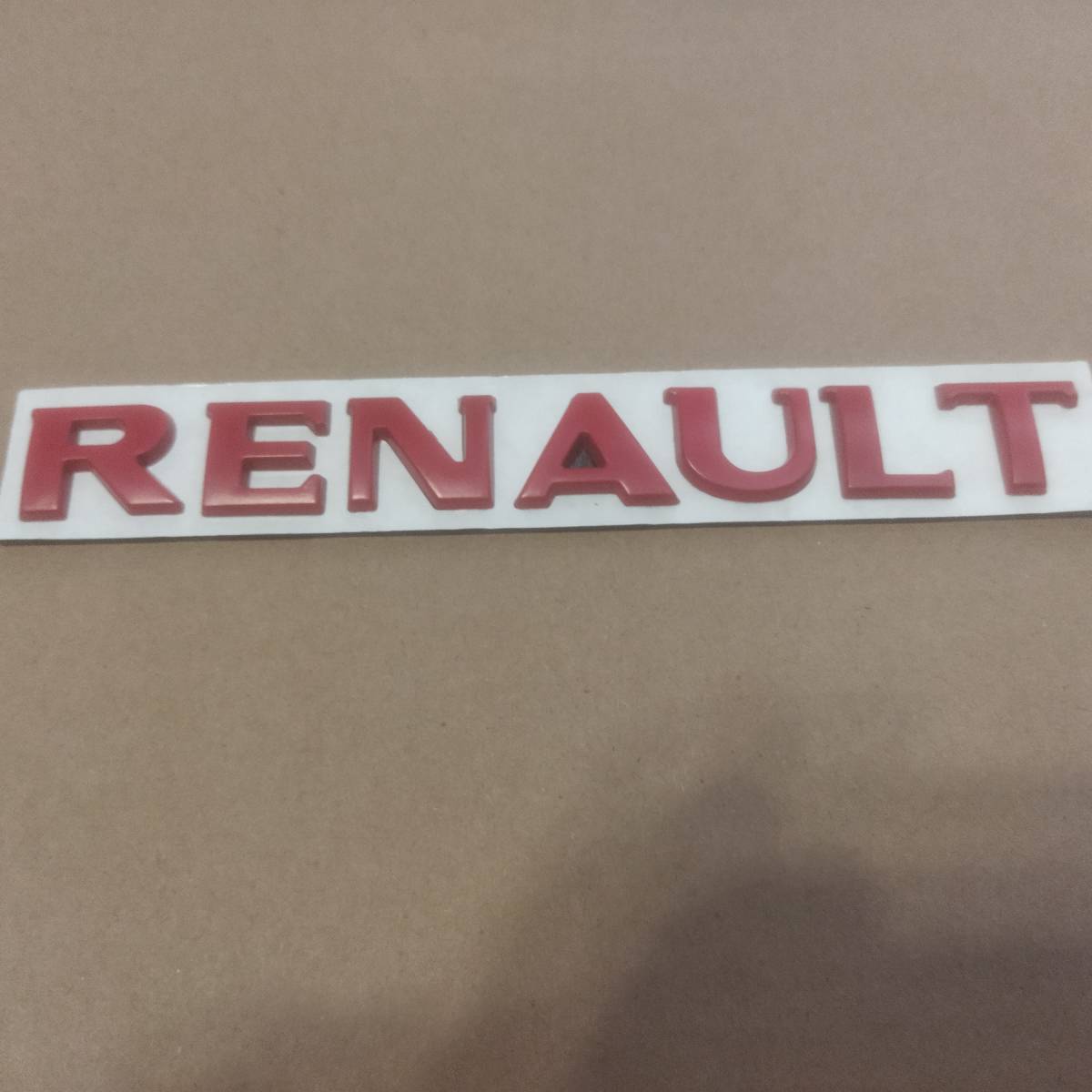 【送料込】RENAULT(ルノー) エンブレム マットレッド　縦2.5cm×横15.0cm 厚さ2mm　金属製_画像1