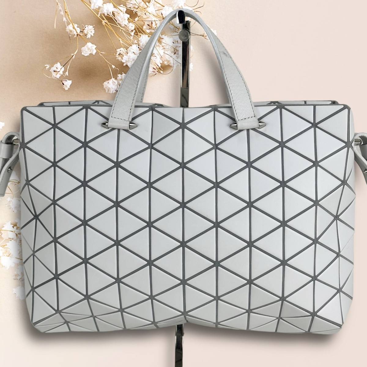 ☆美品☆BAOBAO ISSEYMIYAKE バオバオイッセイミヤケ 2way トノーマット ハンドバッグ ショルダーバッグ グレー系 レザー 牛革_画像2