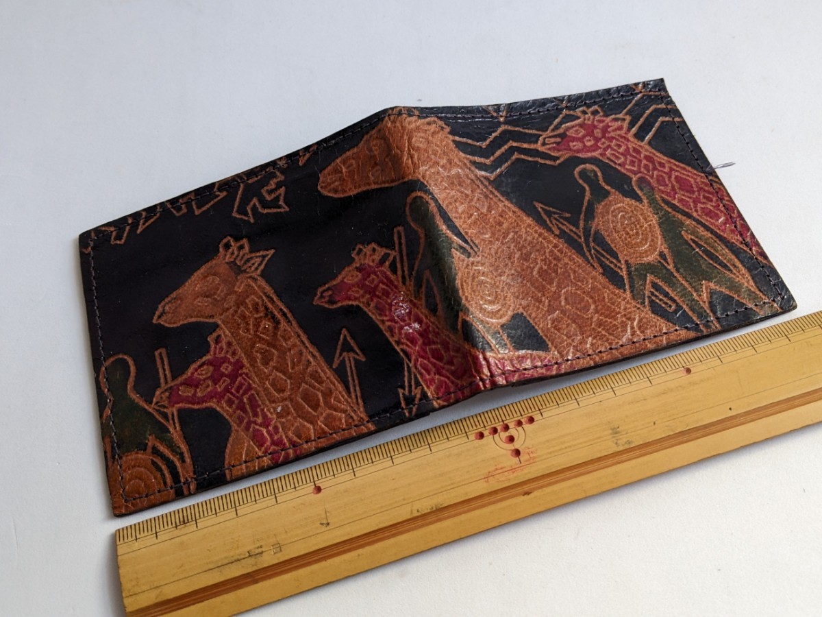 ハンドメイド　財布　アフリカ民芸品 素朴な作りです　皮製　キリンの図柄_画像1