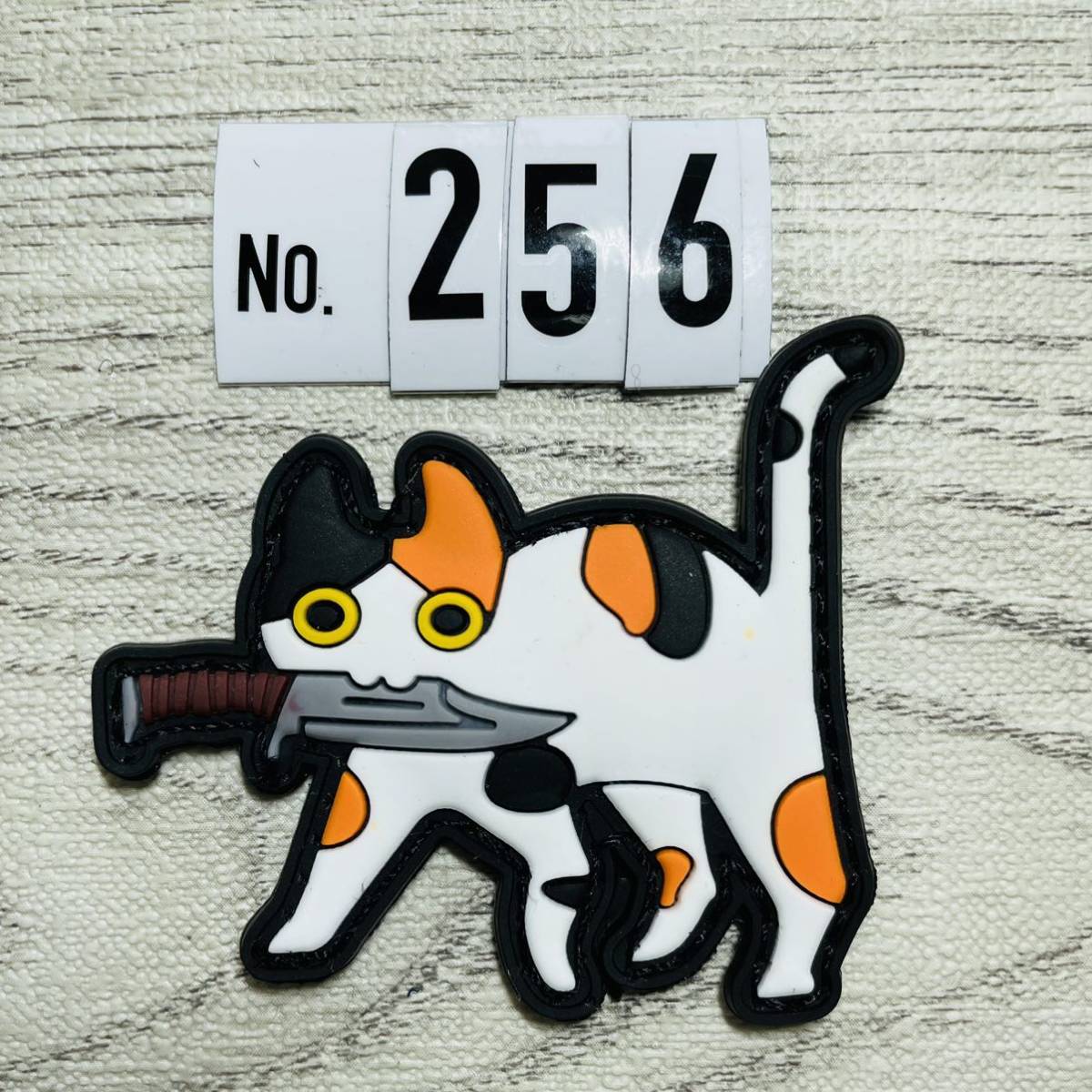 猫 CAT ナイフ 左向き 三毛猫 ☆ （256）PVCワッペン ベルクロ付　ミリタリー サバゲー マジックテープ パッチ_画像1