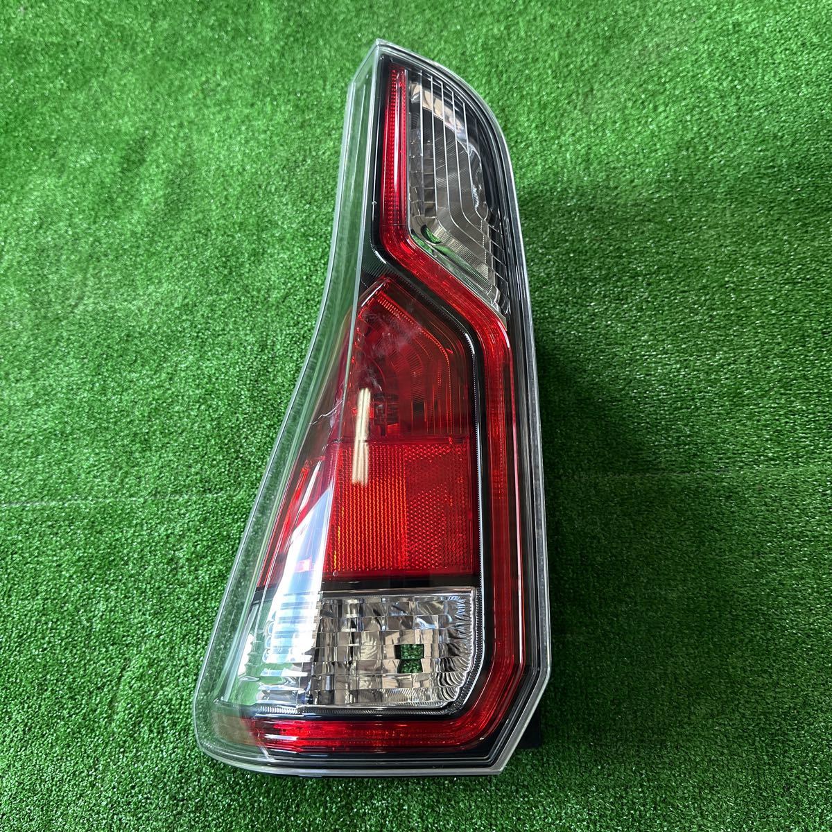 30、日産 セレナ C27 HFC27 純正 左側 テールランプ KOITO:220 30、日産 セレナ C27 HFC27 純正 左側 テールランプ KOITO:220