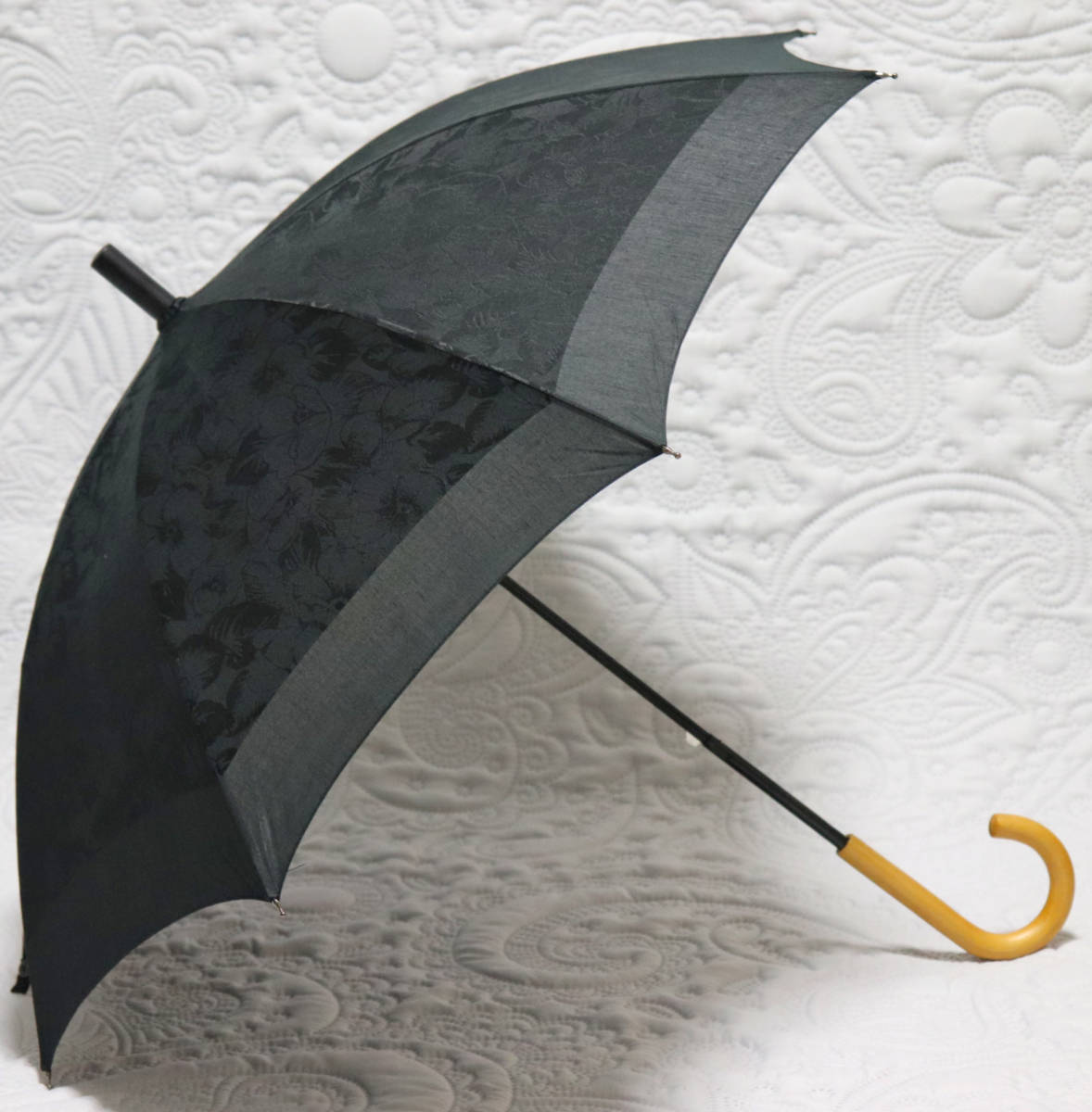 新品 晴雨兼用長傘 軽量 綺麗な花柄がシャドーで全面にデザインされた