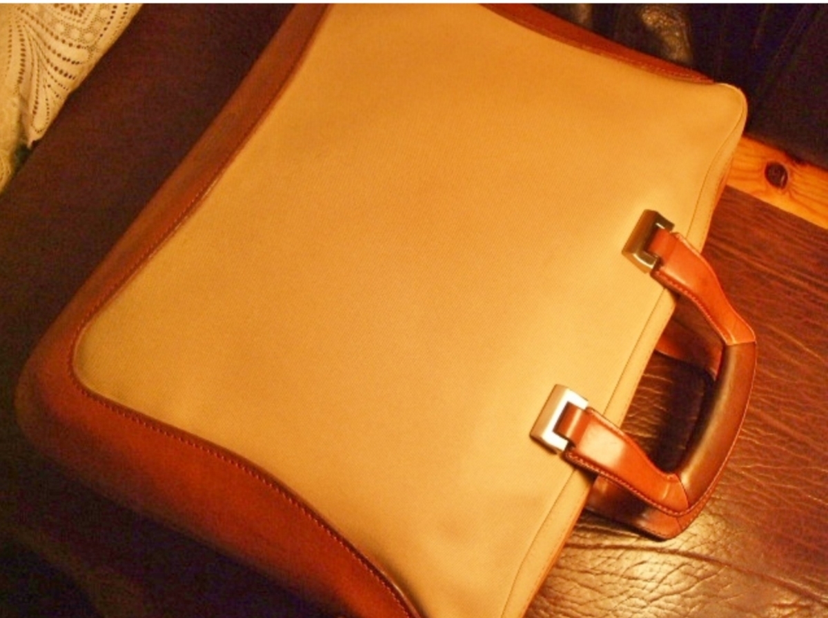 奢華BONE FRAME棕色真皮x帆布骨架公文包目前，貴重的包包不會派上用場。 原文:高級 BONE FRAME 茶色 本革×キャンバス ボーンフレーム ブリーフケース 現在、中々手に入らない貴重な鞄。