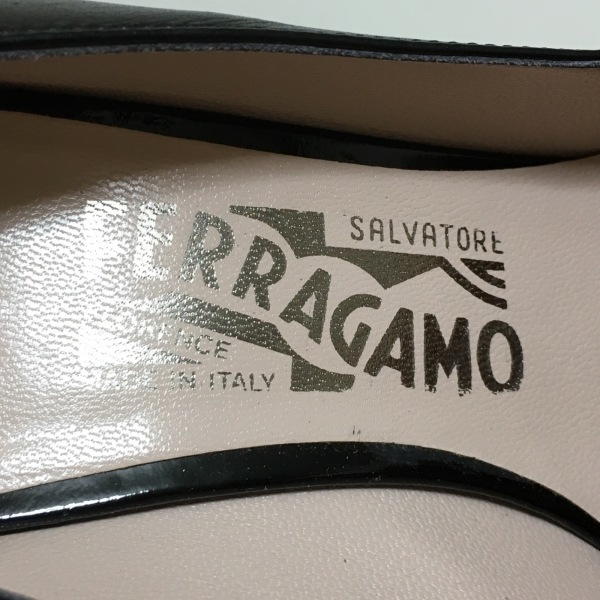 サルバトーレフェラガモ SalvatoreFerragamo パンプス 6C - レザー×エナメル（レザー） 黒 レディース ガンチーニ/アウトソール張替済 靴_画像5