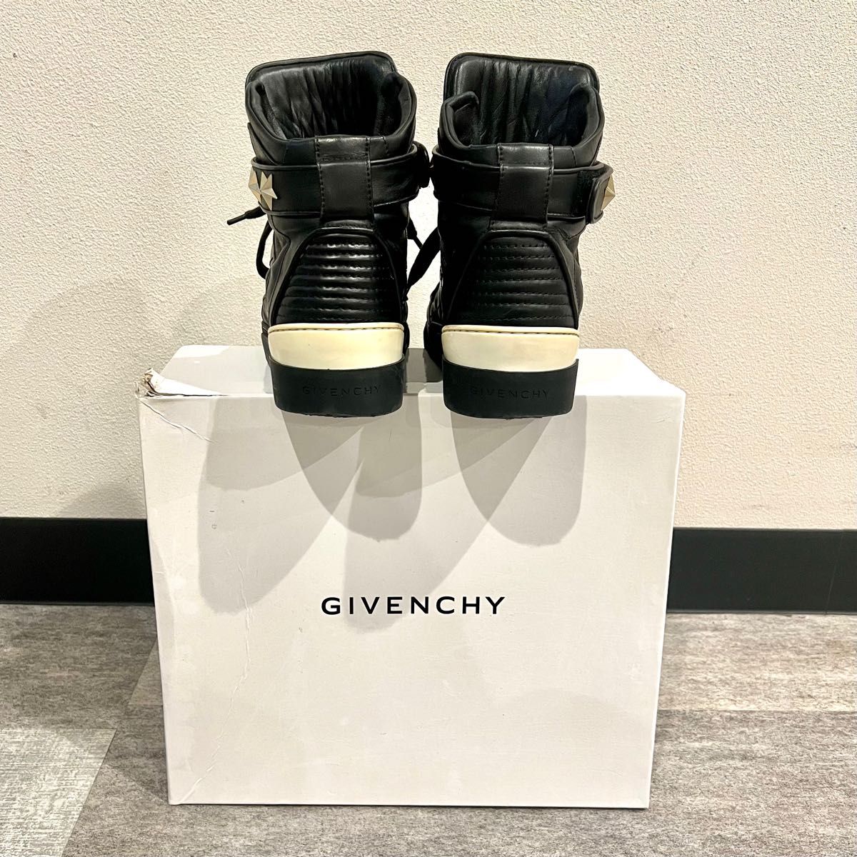 GIVENCHY タイソンスニーカー スタッズベルト ブラック シューズ