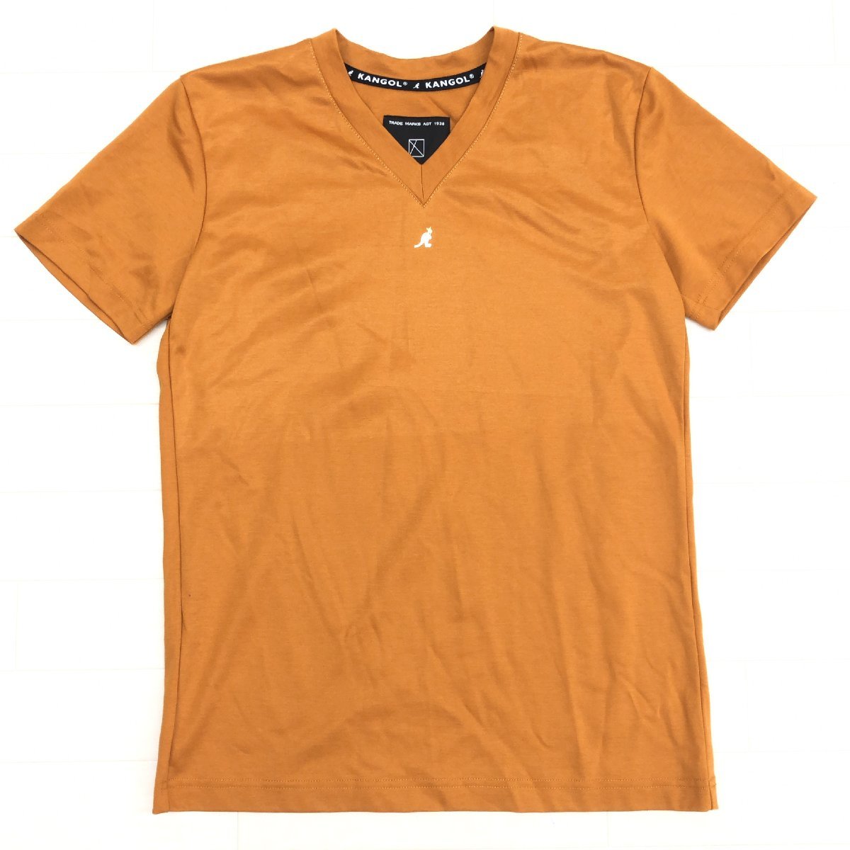 AKM×KANGOL エイケイエム×カンゴール プリントデザイン Tシャツ S相当 キャメル 半袖 Ｖネック メンズ 紳士_画像1