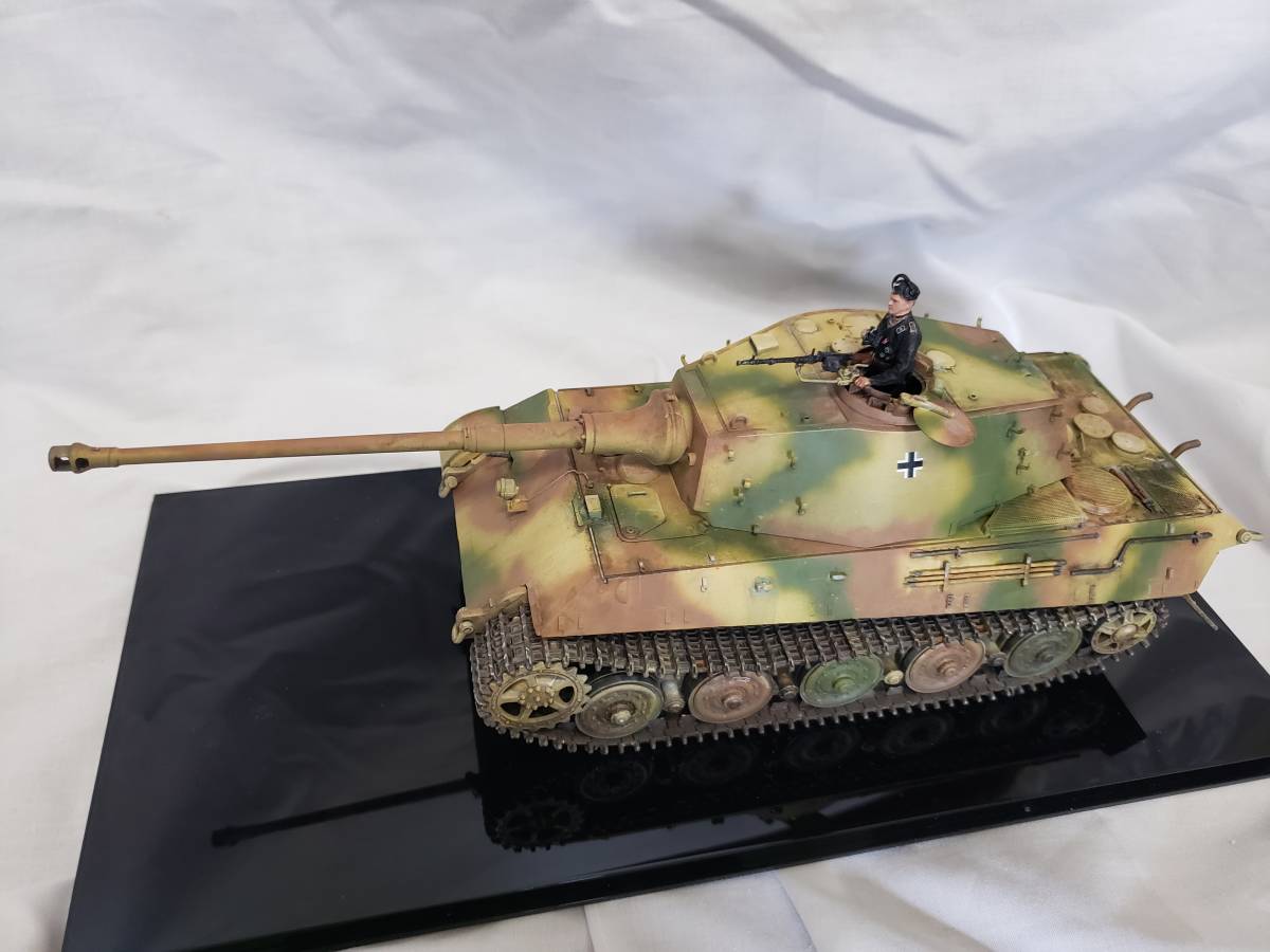ドイツ戦車 キングタイガー 　1/35　戦車兵(固定)、高級アクリルケース付