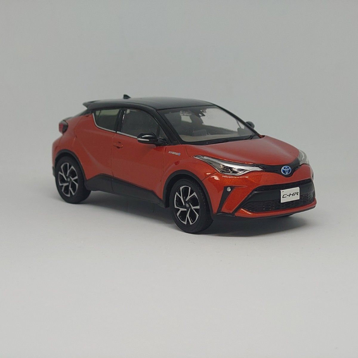 トヨタ C-HR ⑮2TC ブラック×オレンジメタリック 1/30色見本ミニカー【店頭展示用】